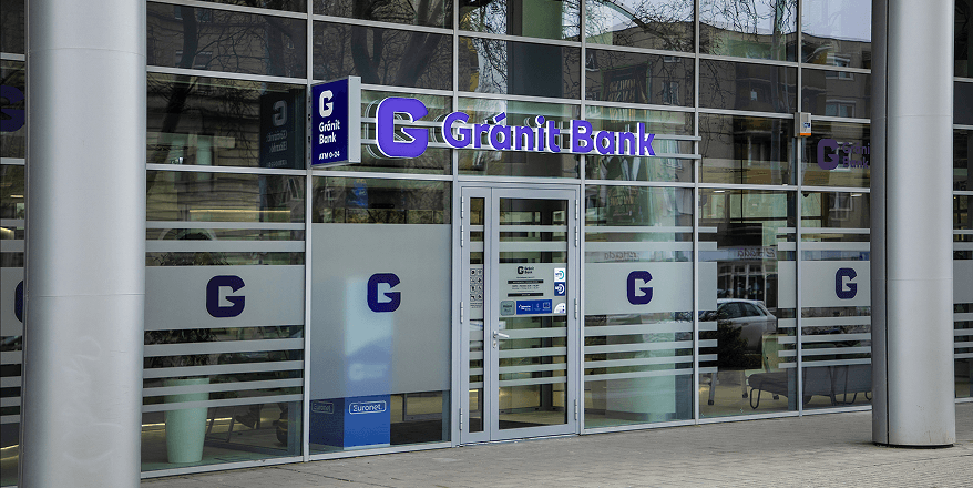 Gránit Bank bejárata az utcáról.